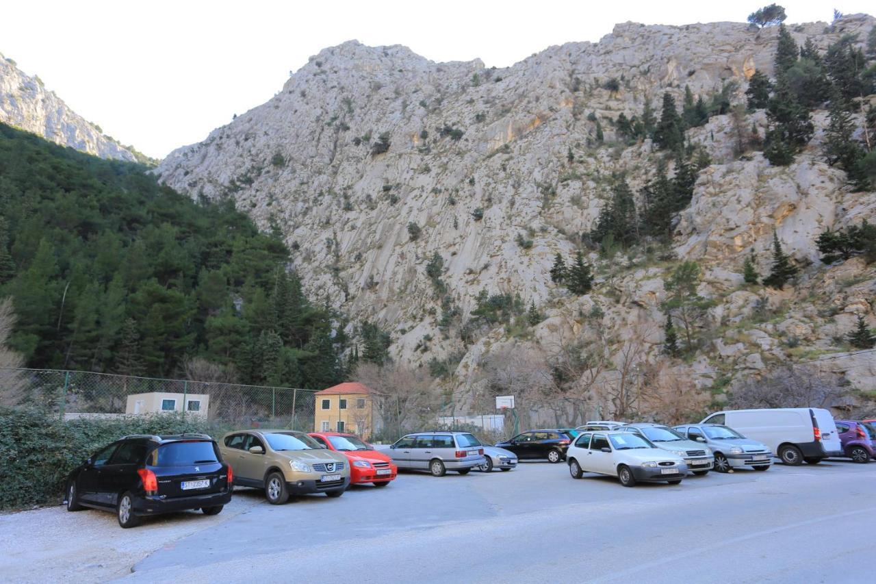 Apartments With A Parking Space Omis - 4327 Bagian luar foto