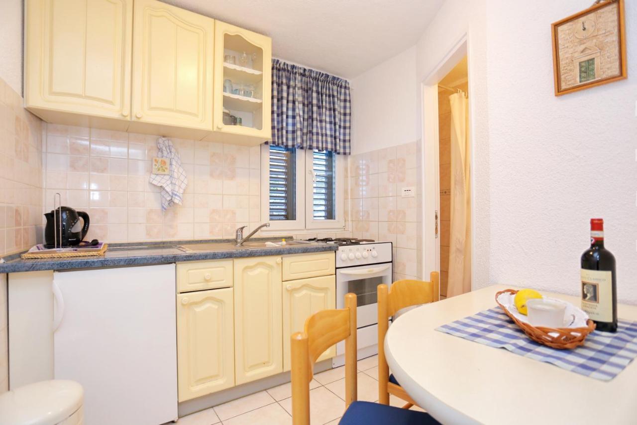 Apartments With A Parking Space Omis - 4327 Bagian luar foto