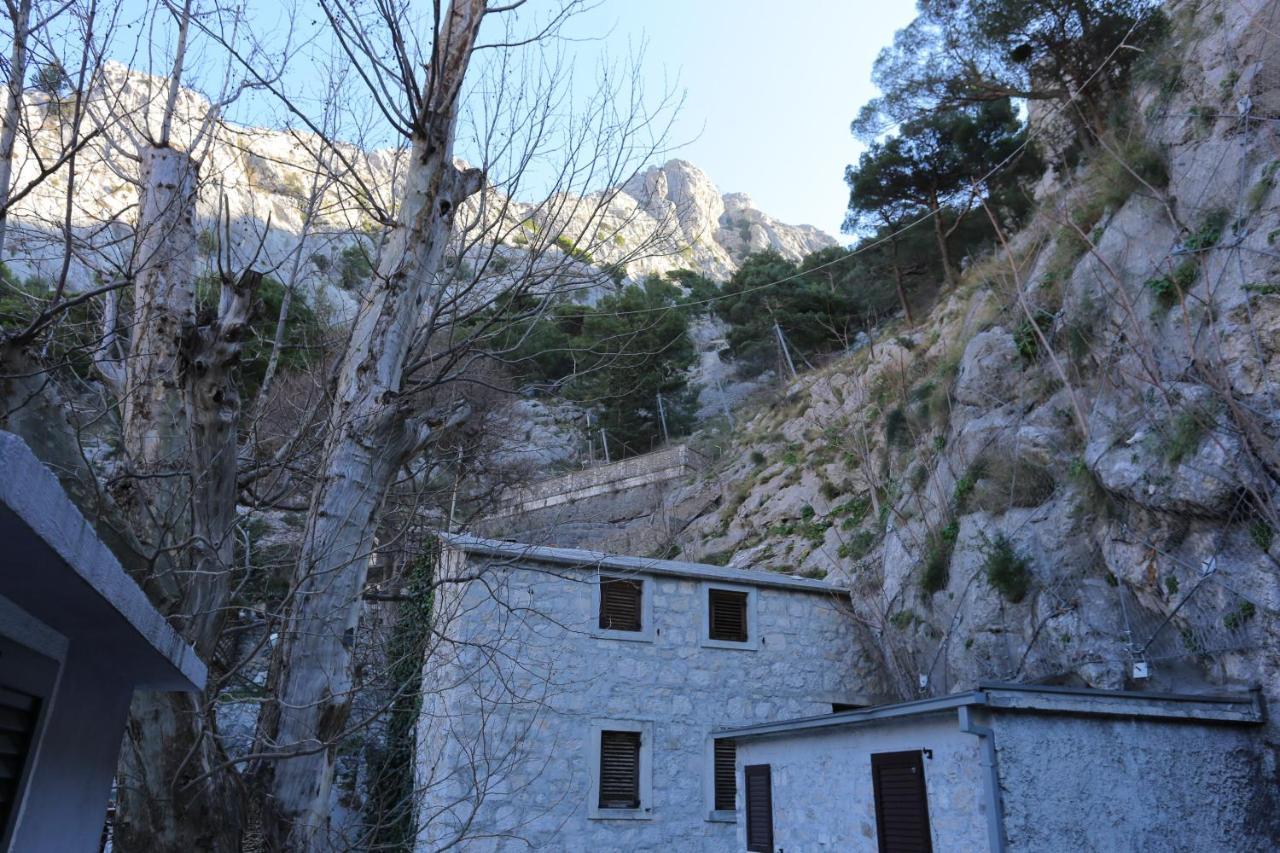 Apartments With A Parking Space Omis - 4327 Bagian luar foto